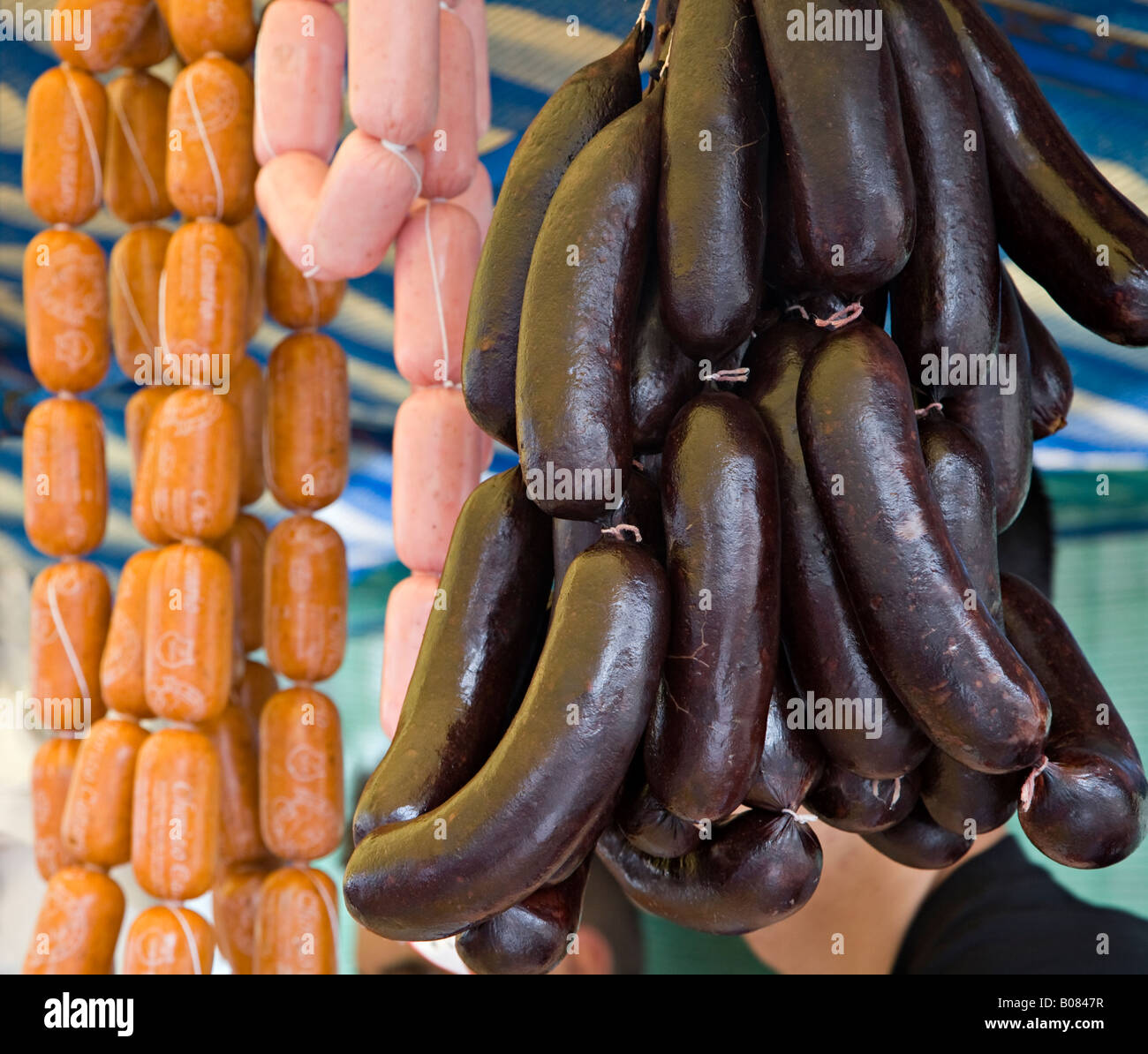 Saucisses Chorizo avec du sang de Teror saucisses de porc à l'arrière-plan sur la vente au marché de dimanche Teror' 'Gran Canaria Espagne Banque D'Images