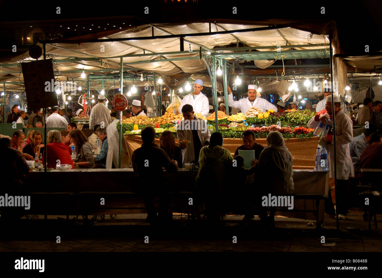 Place Djemaa el Fna stands de nourriture la nuit, Marrakech, Maroc Banque D'Images