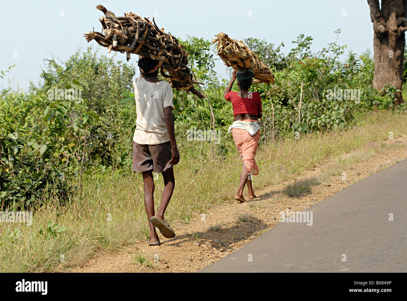 Un couple Tribal bois de feu sur leur tête. Banque D'Images