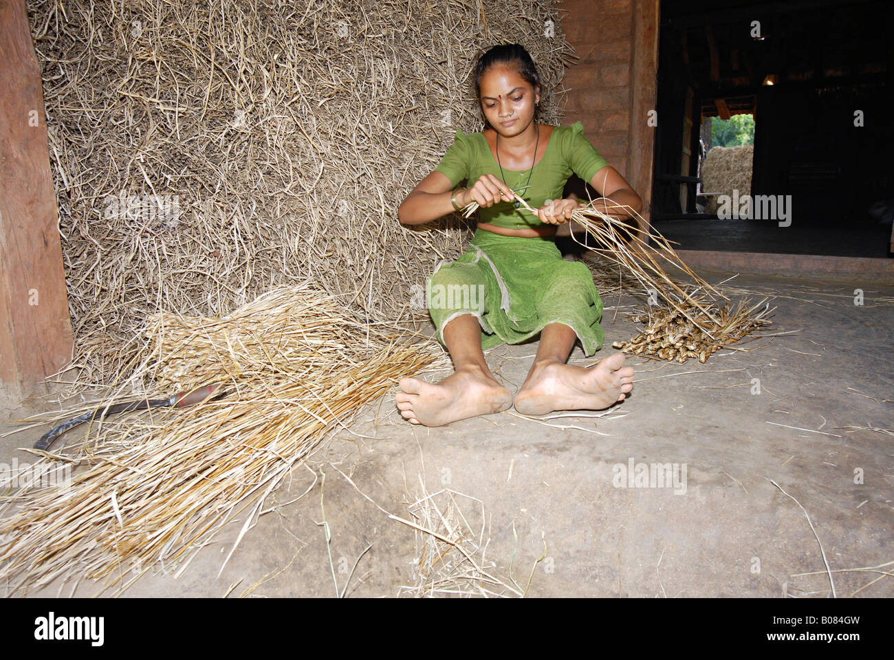 Les femmes tribales Warli Fabrication de cordes. Banque D'Images