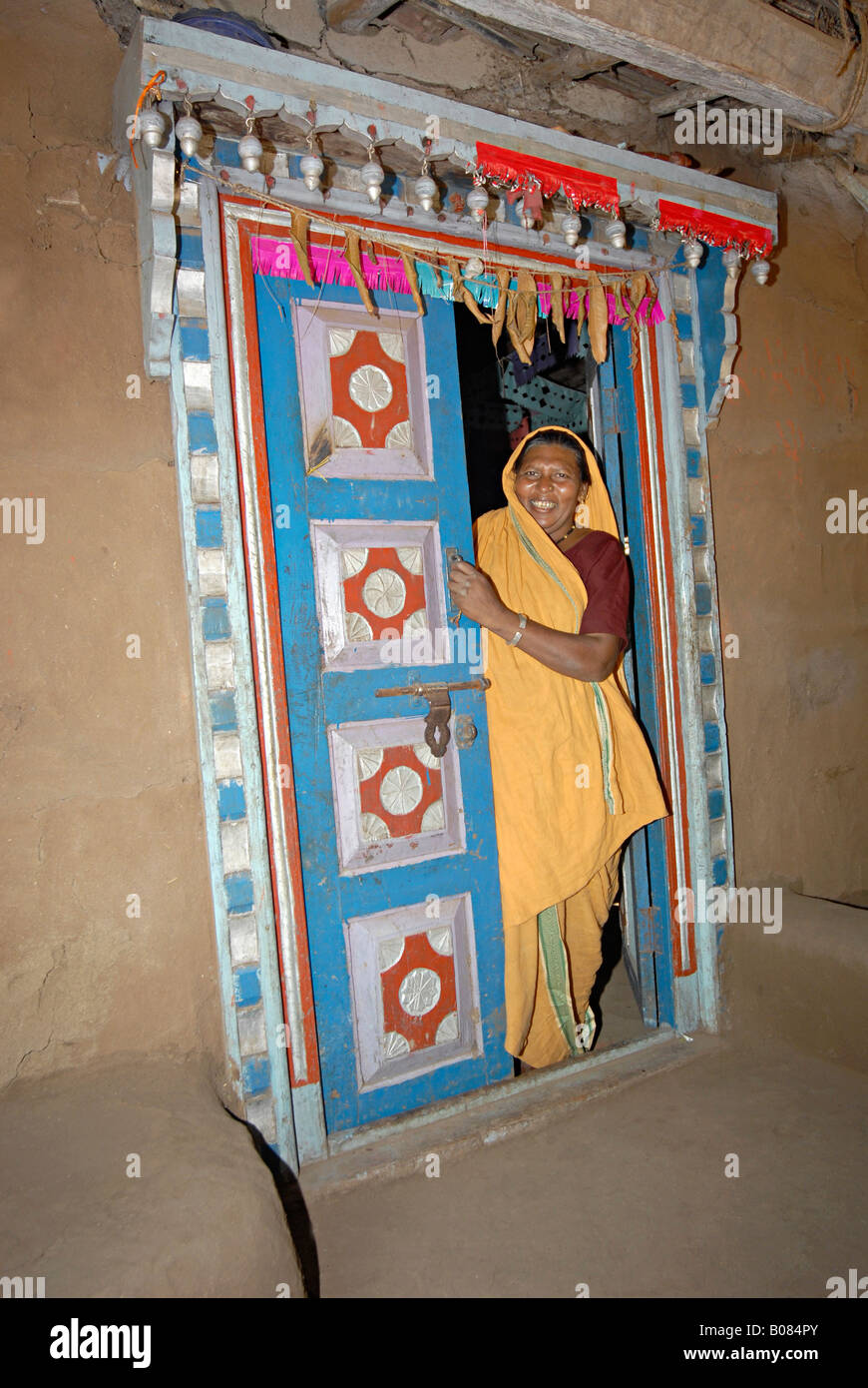 Pawara tribu femme debout à l'entrée de sa maison. Banque D'Images