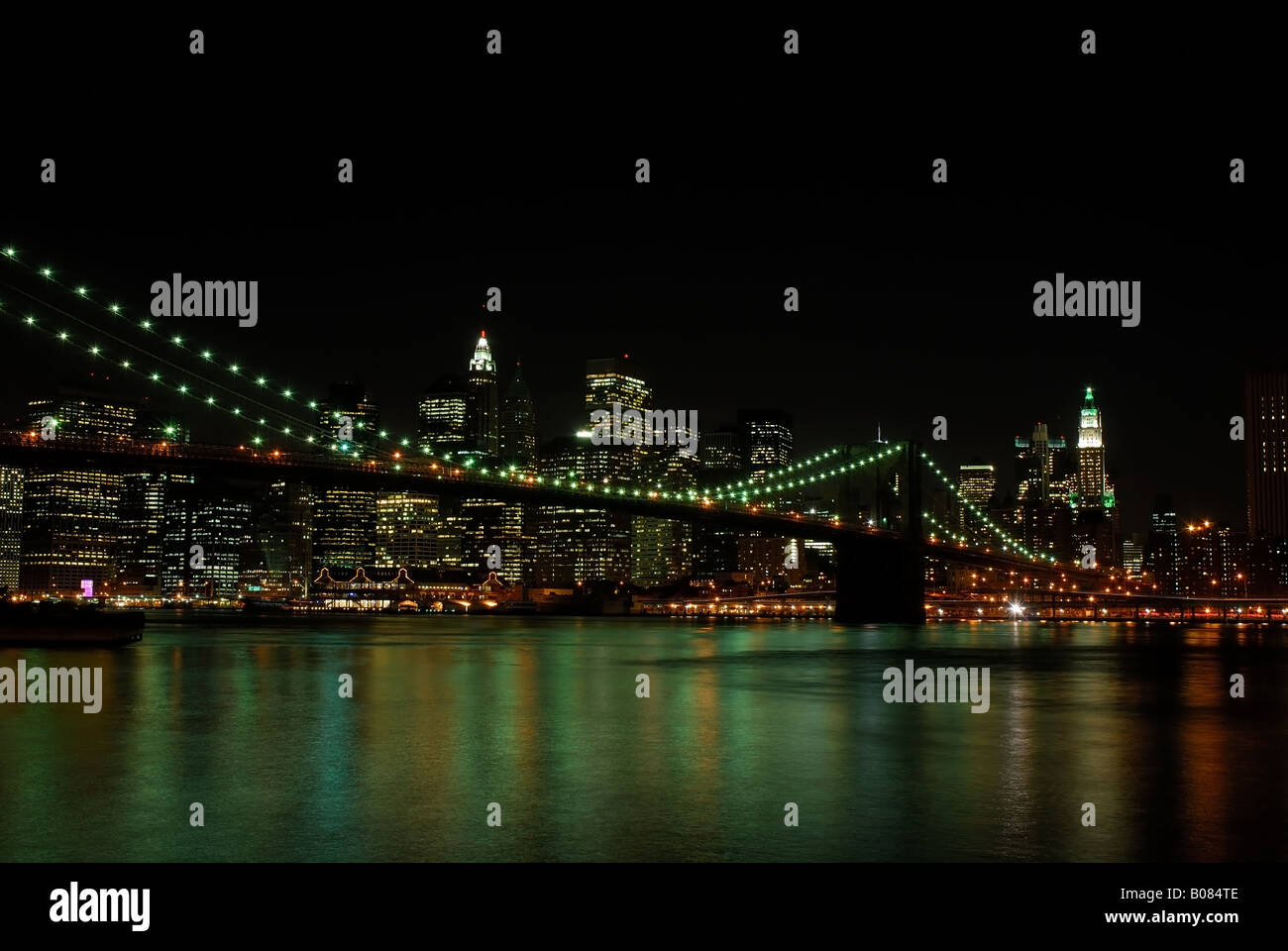 Pont de Brooklyn et Manhattan Skyline at Night Banque D'Images