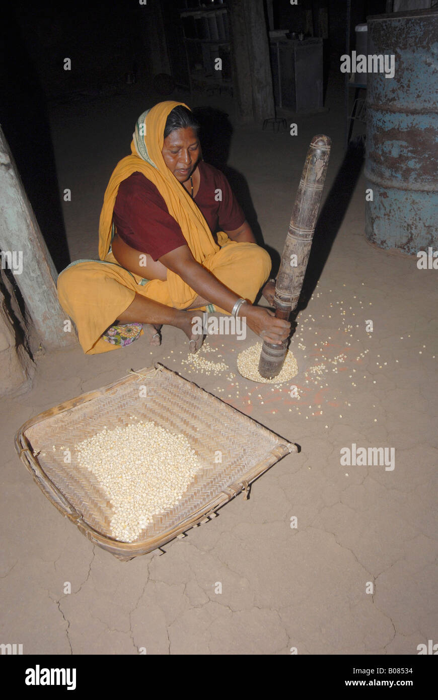 Femme battre les céréales. Pawara tribe Banque D'Images