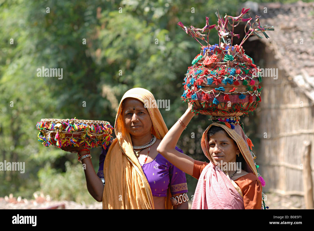 Les femmes avec leurs paniers de mariage traditionnel. Pawara Tribe Banque D'Images