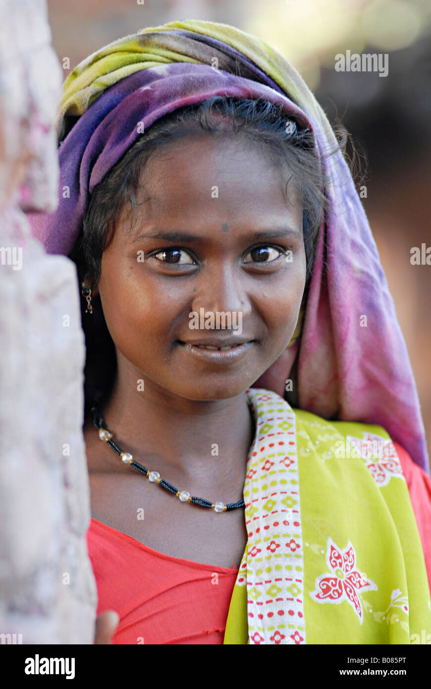Une jeune fille en costume traditionnel tribal. Tribu Bhil Banque D'Images