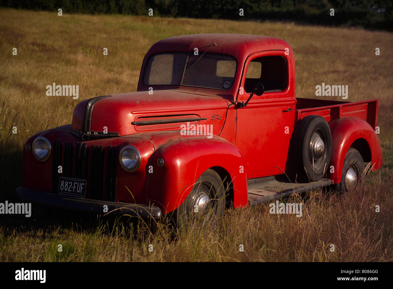 Vue de face d'une vieille Ford rouge américaine camion pick-up Banque D'Images