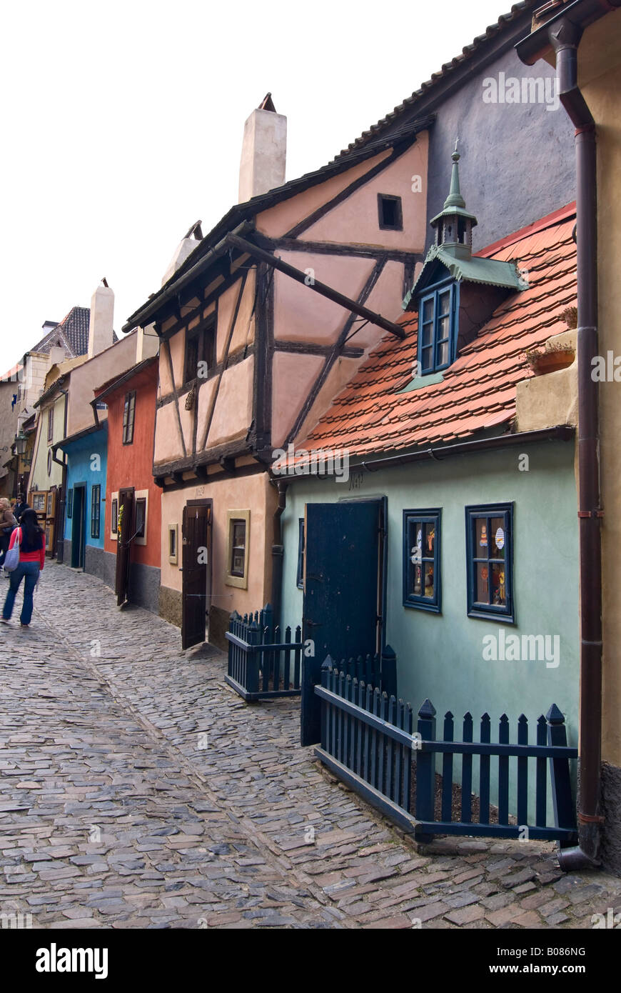 Grand angle vertical de la pittoresque cité médiévale maisons Zlata Ulicka 'Golden Lane' dans le complexe du château de Prague sur une journée ensoleillée. Banque D'Images