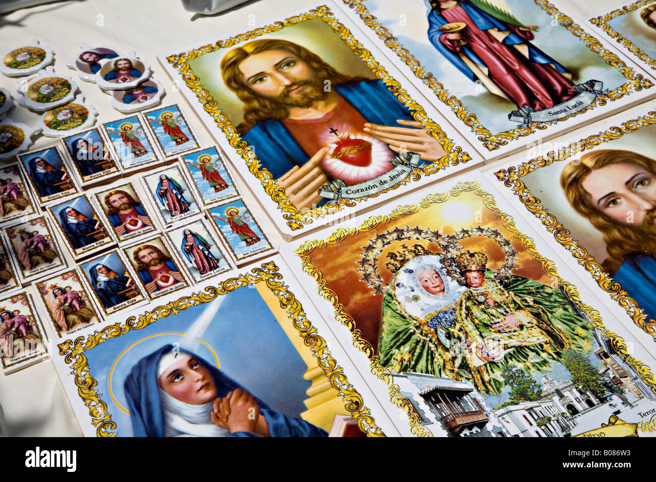 Des peintures religieuses sur les carreaux sur la vente au marché de dimanche Teror 'Gran Canaria' 'Canaries Espagne Banque D'Images