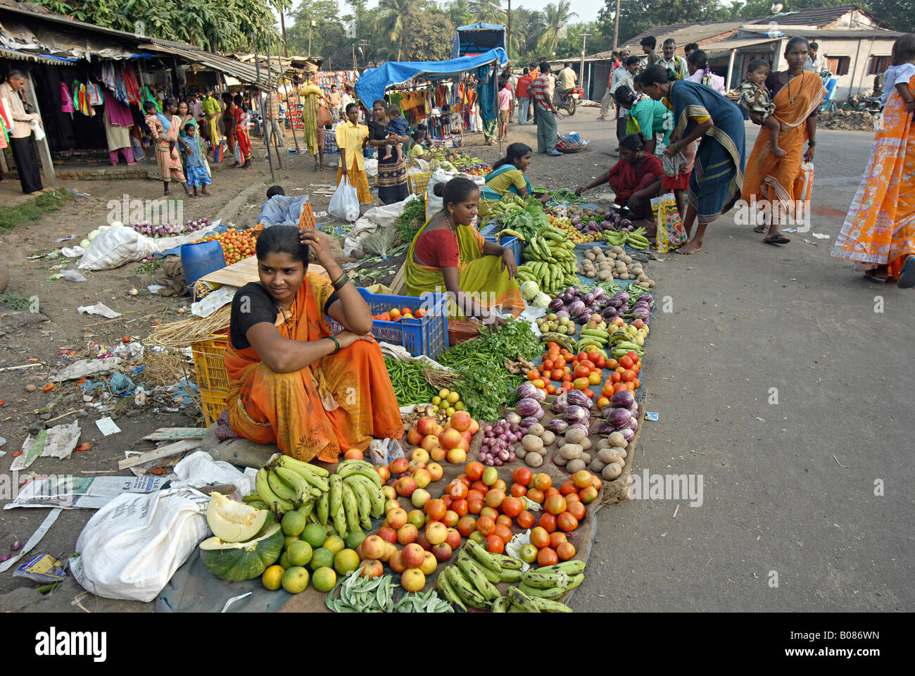La tribu warli womens la vente de légumes. Banque D'Images