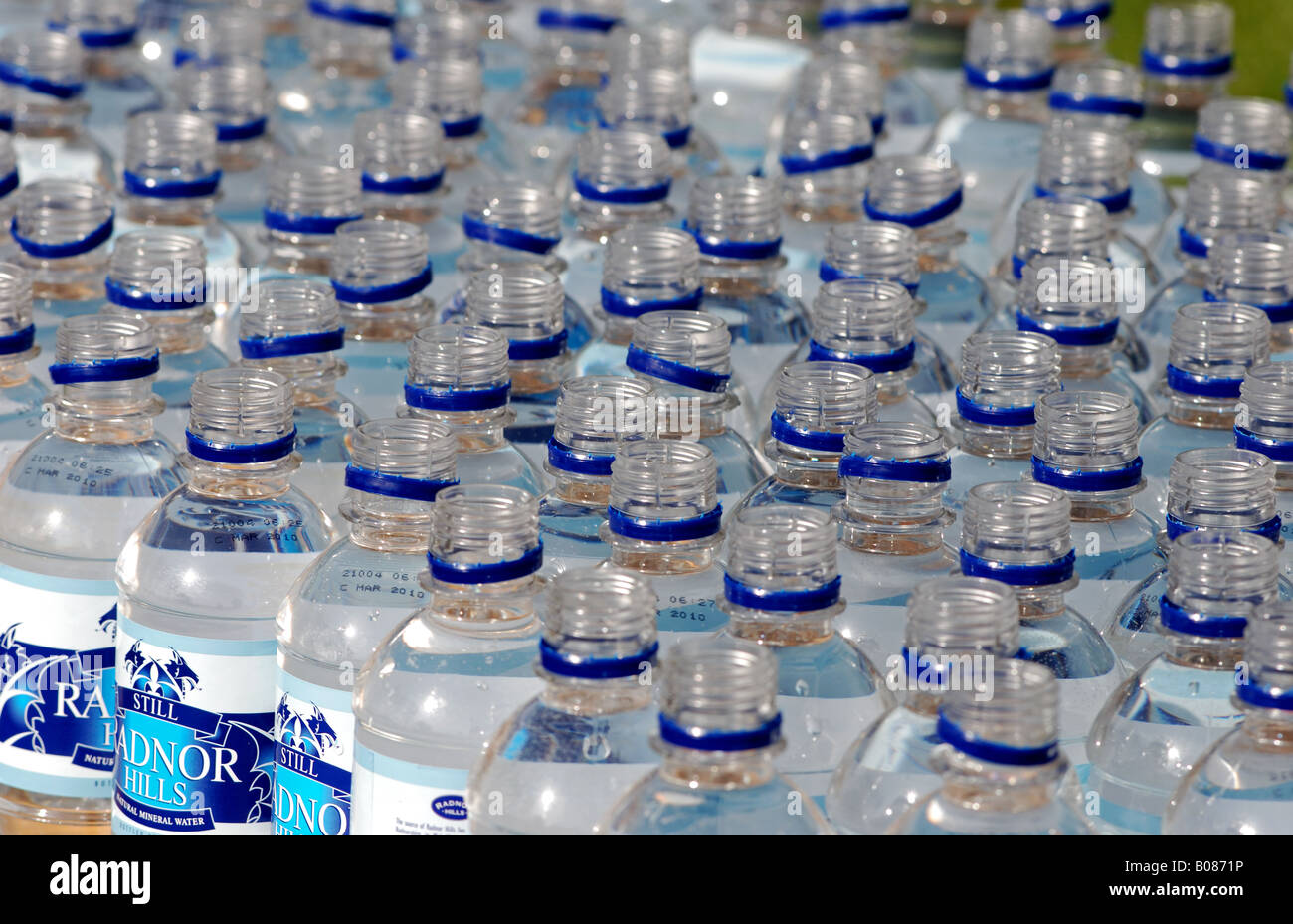 Les bouteilles en plastique d'eau à marathon race boissons, UK Banque D'Images
