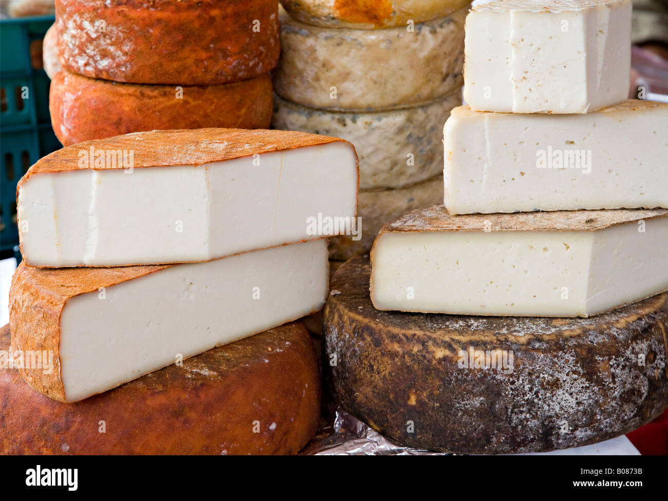Hand made des fromages locaux Flor de Guia fabriqués à partir de lait de chèvre et brebis vendus au marché de dimanche Teror' 'Gran Canaria Espagne Banque D'Images