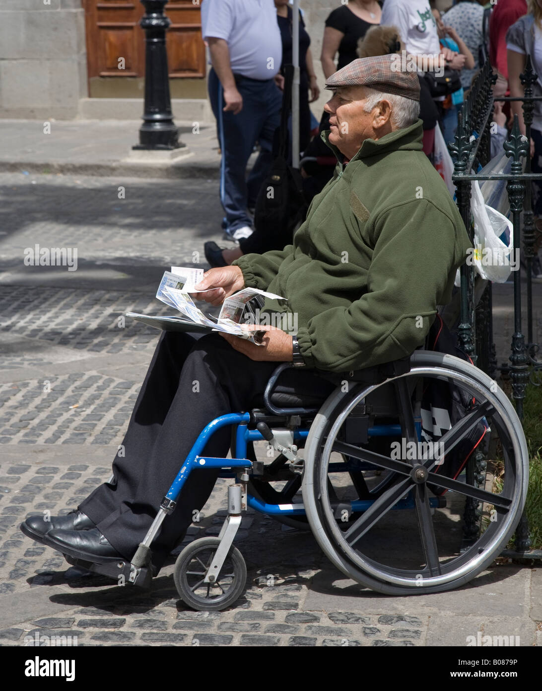 Homme en fauteuil roulant : vente de billets de loterie au marché de dimanche 'Canaries Espagne Banque D'Images