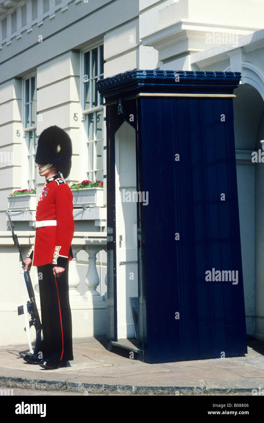 Guérite bearskin garde soldat St. James Palace London England UK rifle bayonet tunique rouge uniforme costume tourisme de cérémonie Banque D'Images