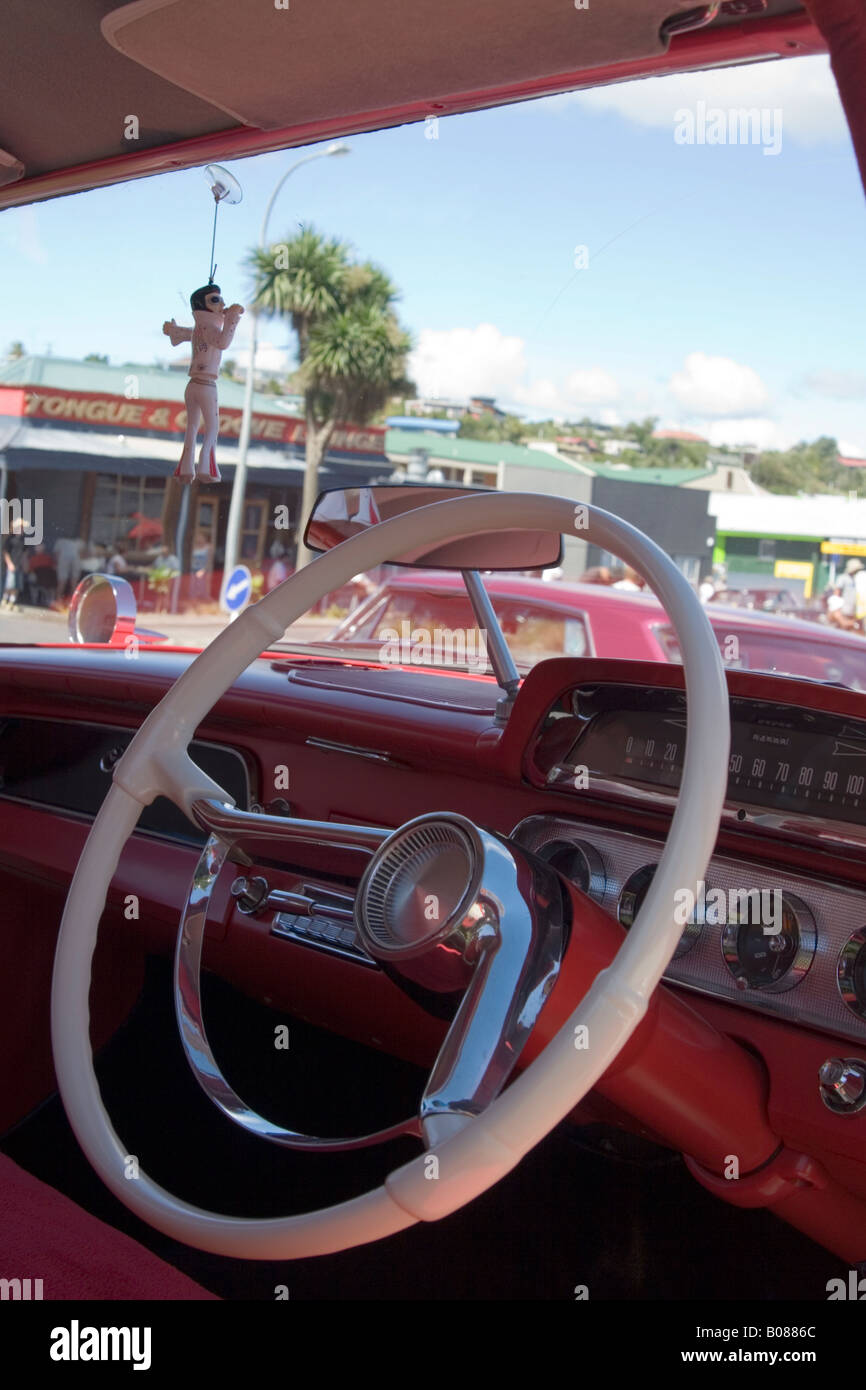 Voiture classique intérieur avec décoration Elvis Banque D'Images