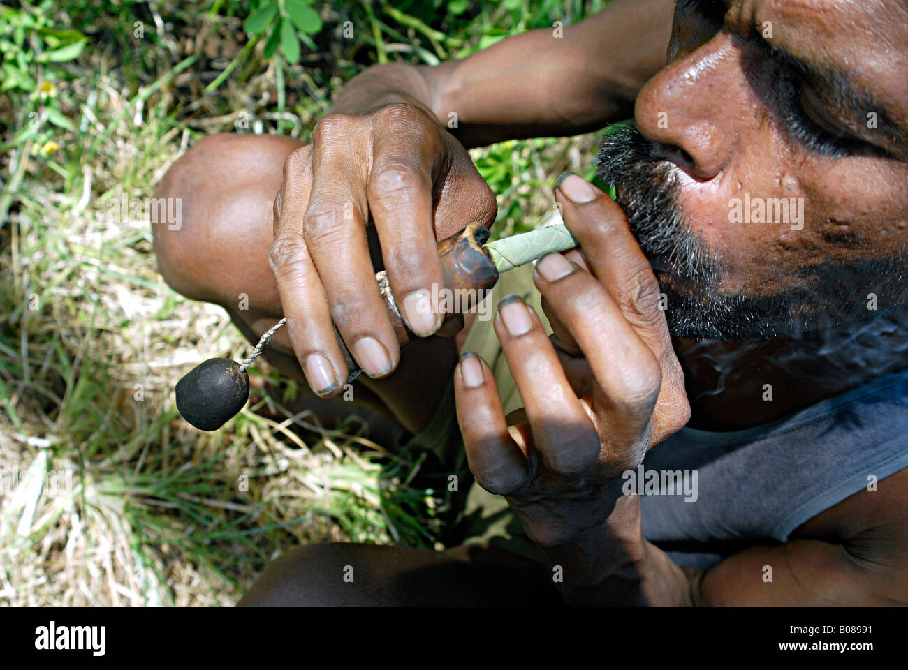 Close-up de l'homme, un bidi éclairage un Indien cigarette des feuilles de tabac ou avec l'aide de feuilles beedi Chakma. Thakkar tribe Banque D'Images