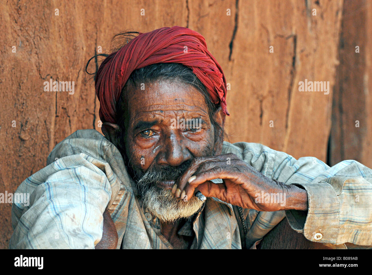 Vieil homme fumant du bidi, une cigarette indienne faite de feuilles de tabac ou de feuilles de beedi. Tribu Thakkar. Visages ruraux de l'Inde Banque D'Images