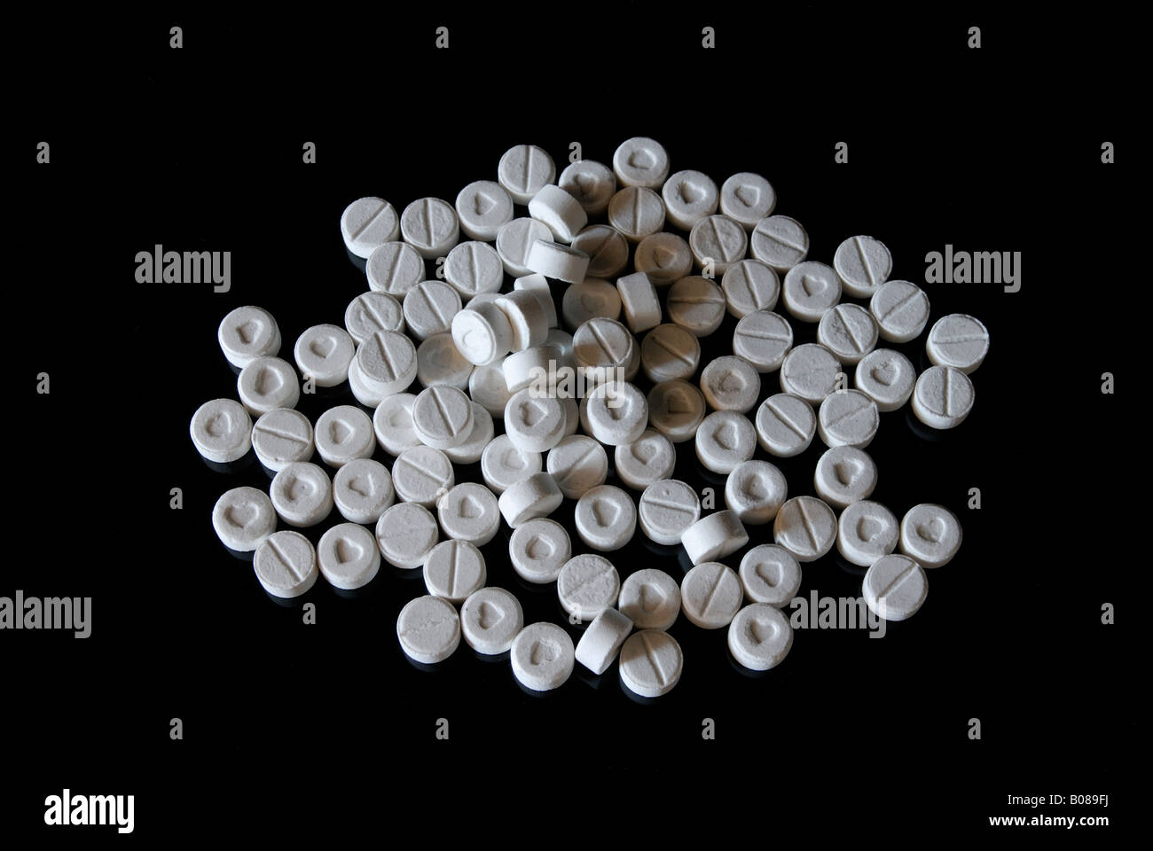 Saisies de drogues à des pilules d'Ecstasy, comprimés blancs avec amour coeurs en relief sur chaque stupéfiant Banque D'Images