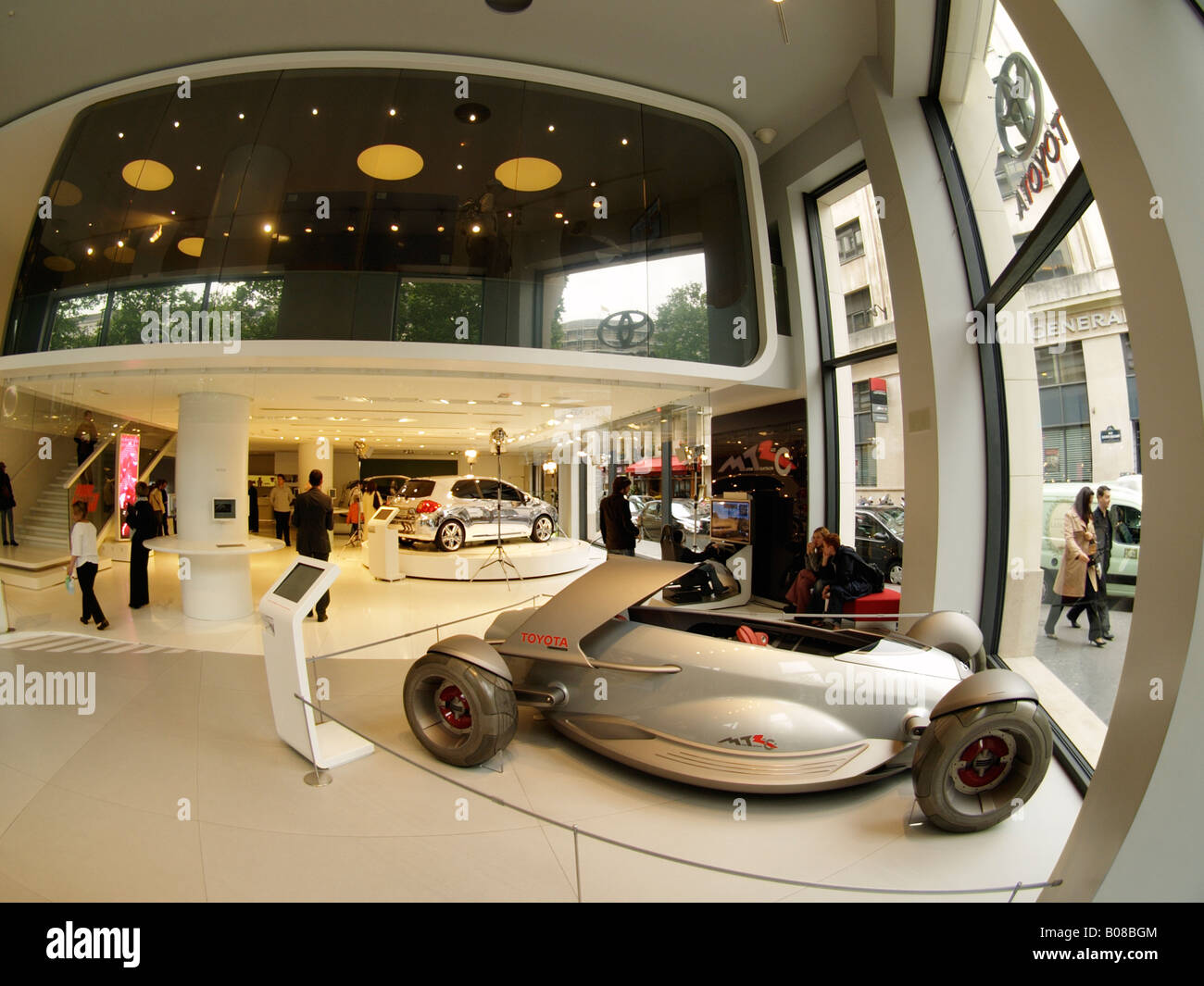 Les Concept cars et voitures d'exposition dans le flagship de Toyota sur l'Avenue des Champs Elysées à Paris France Europe Banque D'Images