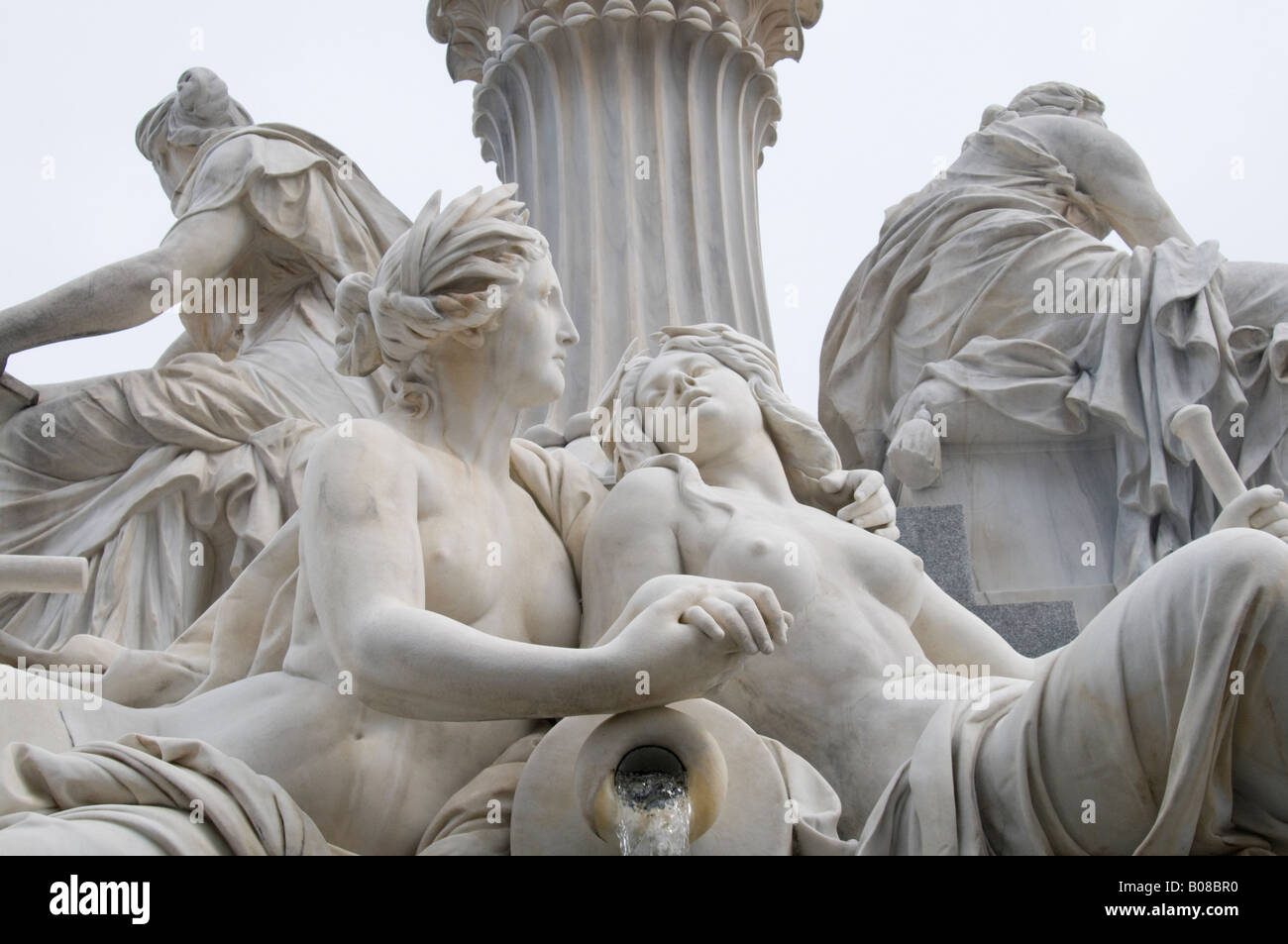 Vienne, Autriche. La fontaine Pallas Athene /Pallas-Athene-Brunnen (Carl Kundemann; 1902) devant l'édifice du Parlement. Détails Banque D'Images