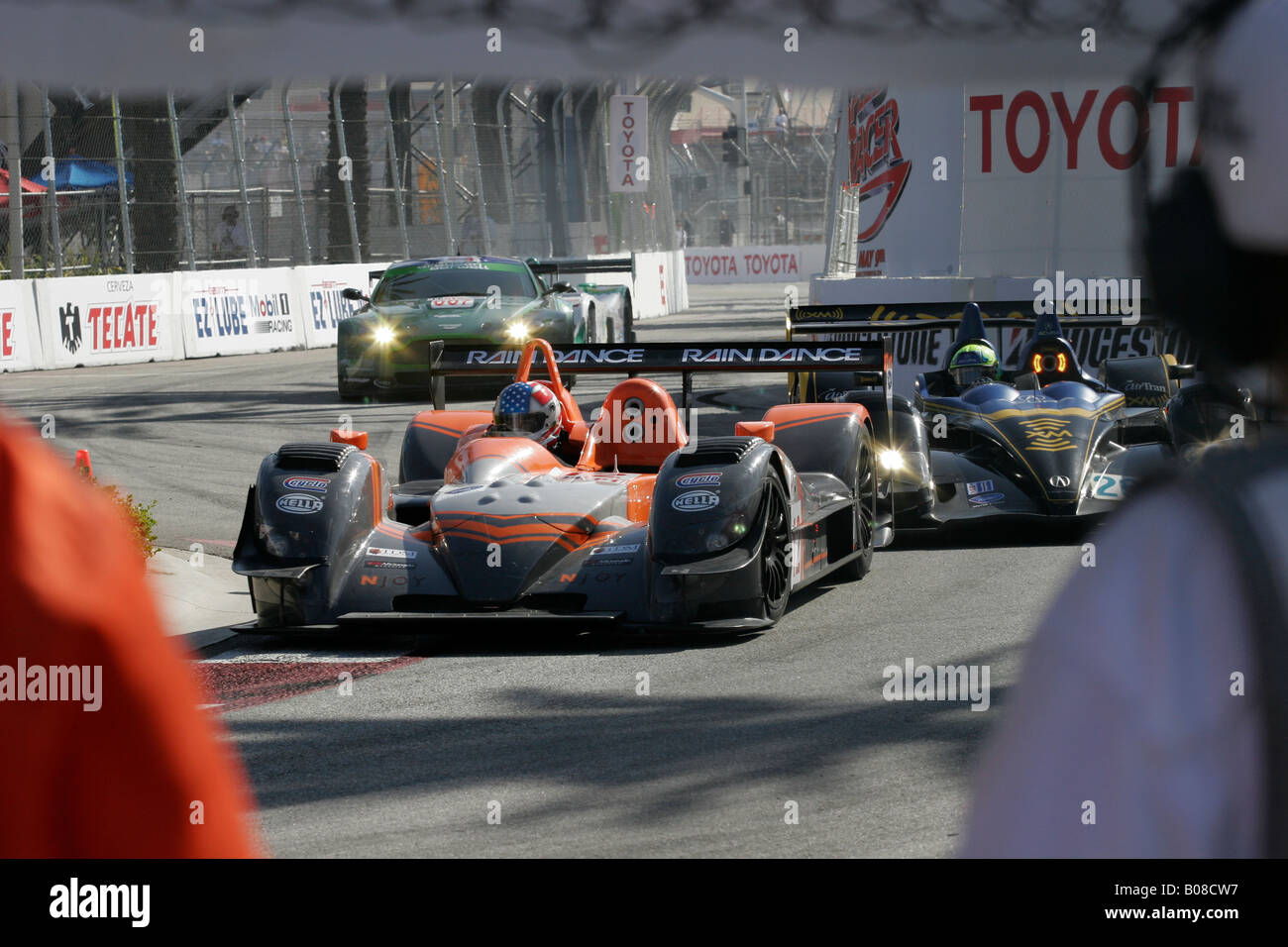 Les responsables à suivre la piste de course la congestion pendant les qualifications à un événement American Le Mans Banque D'Images