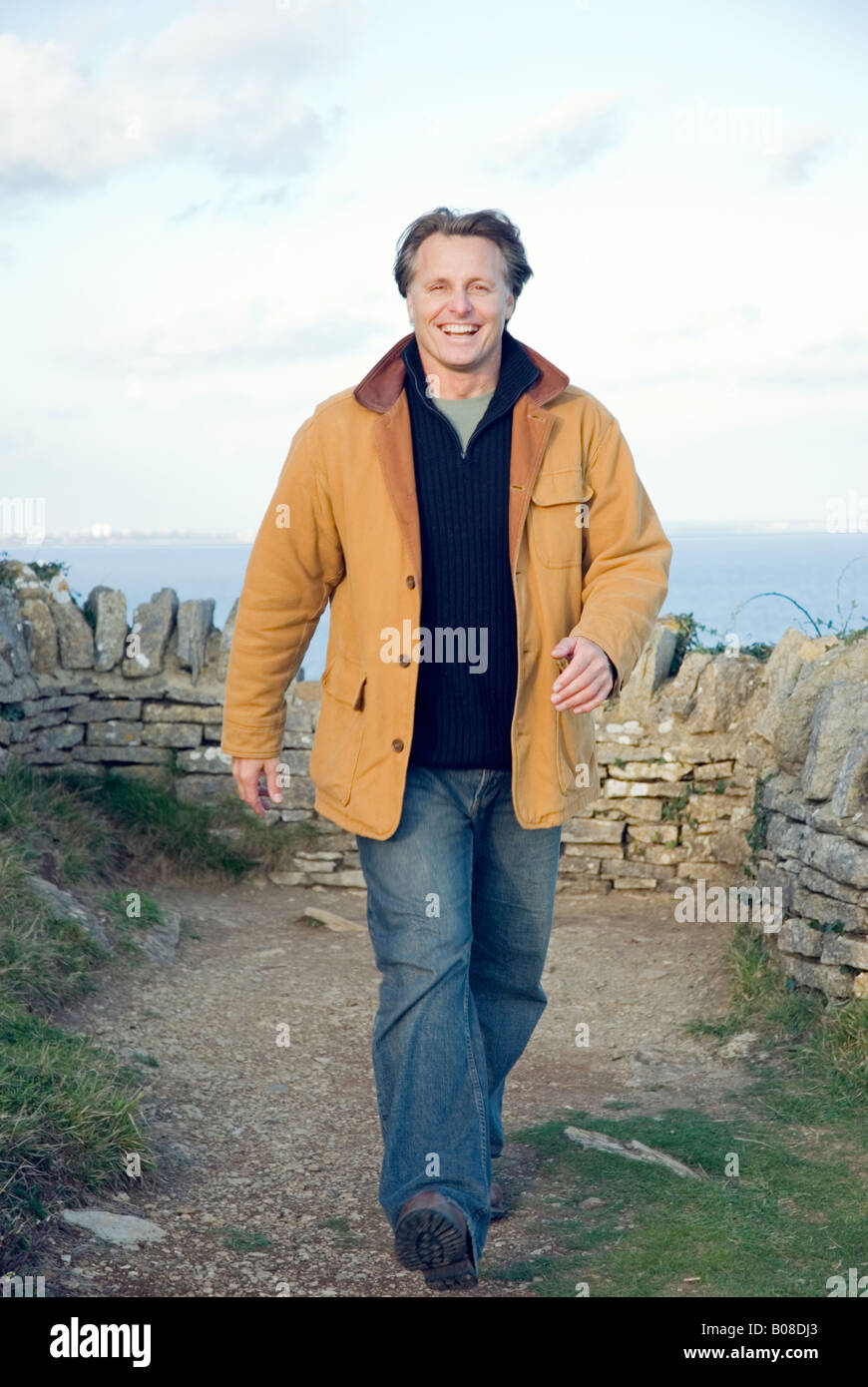 Un heureux et beau jeune homme de 43 ans fait une promenade dans un endroit populaire. Banque D'Images