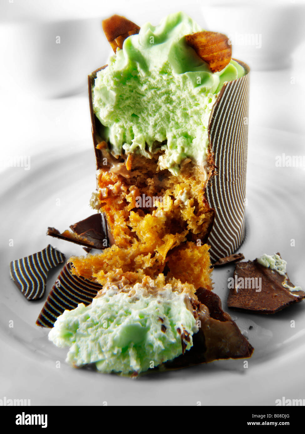 Petit gâteau éponge avec de l'alcool - crème de menthe Banque D'Images
