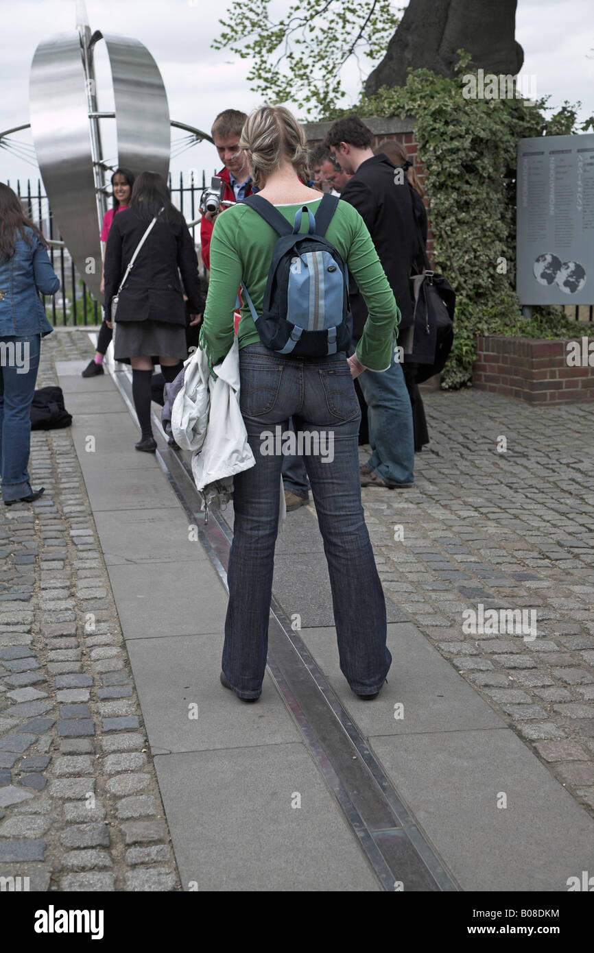 Les touristes au méridien Royal Observatory, Greenwich, London, England Banque D'Images