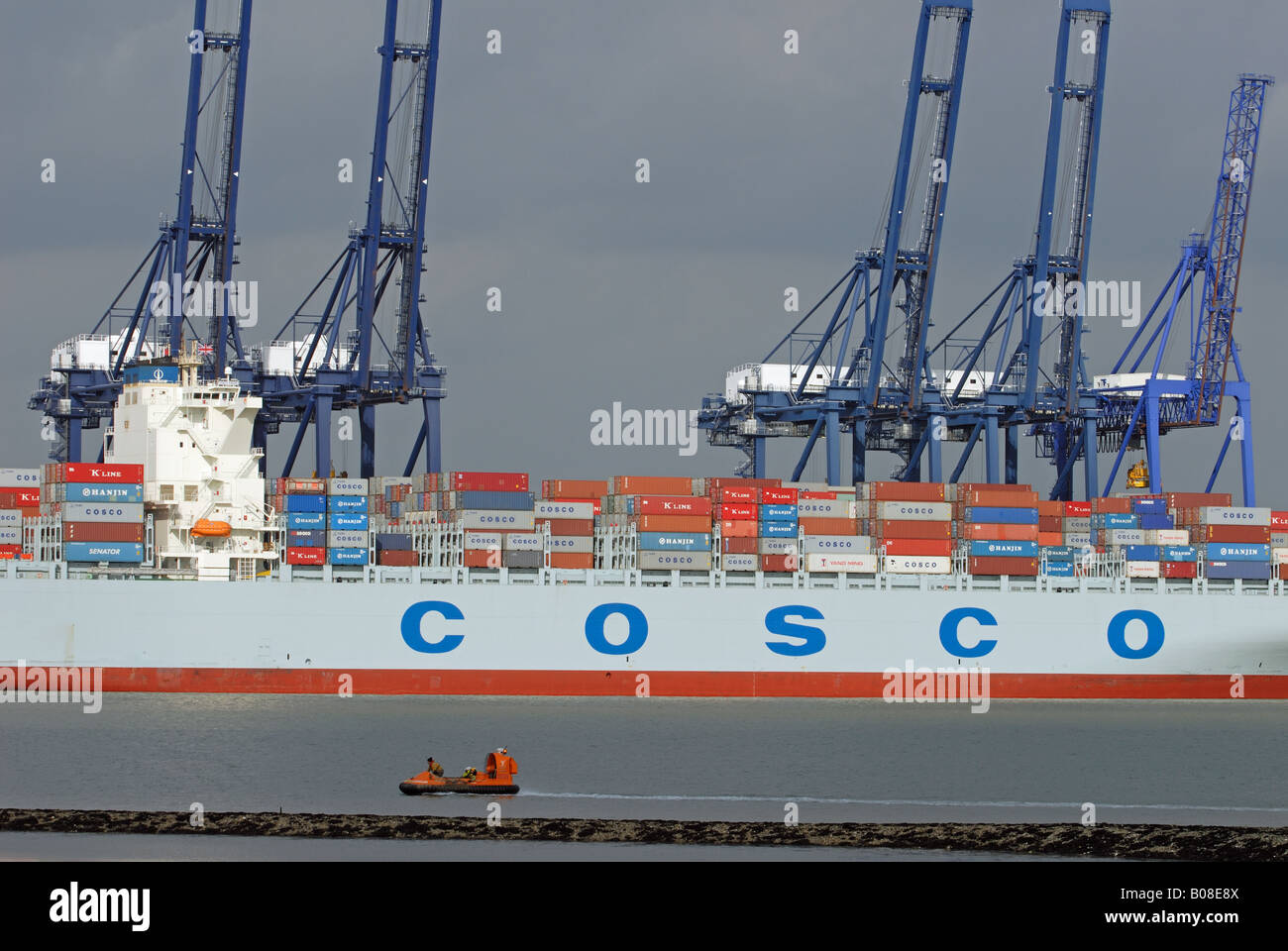 Container Ship at Trinity quai, port de Felixstowe, plus grand port de conteneurs de la Grande-Bretagne. Banque D'Images