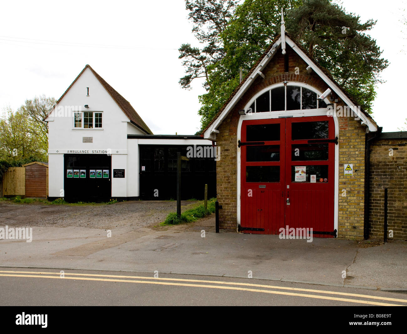 Les pompiers volontaires locaux et stations d'ambulance Mulberry Green Old Harlow Essex UK Banque D'Images