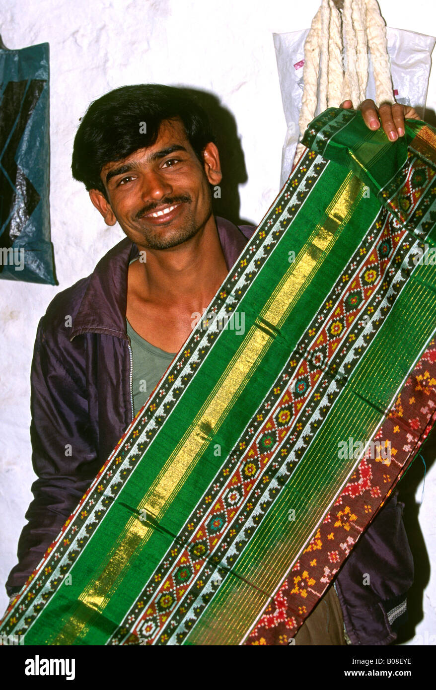 L'Inde Gujerat Rann de Kutch artisanat Ningad Village Harijan Dharamshi Maheshwari patola soie master weaver Banque D'Images