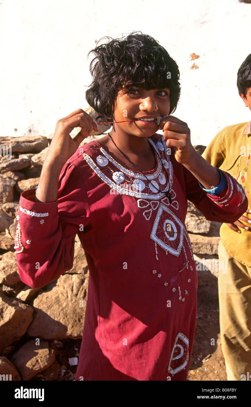 L'Inde Gujerat Rann de Kutch Ningad Harijan Village girl wearing sequinned kameez Banque D'Images