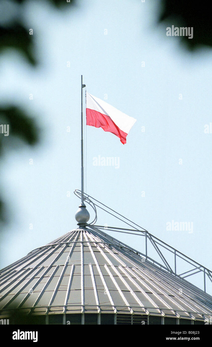 Polish national drapeau sur le toit de la Sejm de la République de Pologne, Varsovie, Pologne Banque D'Images