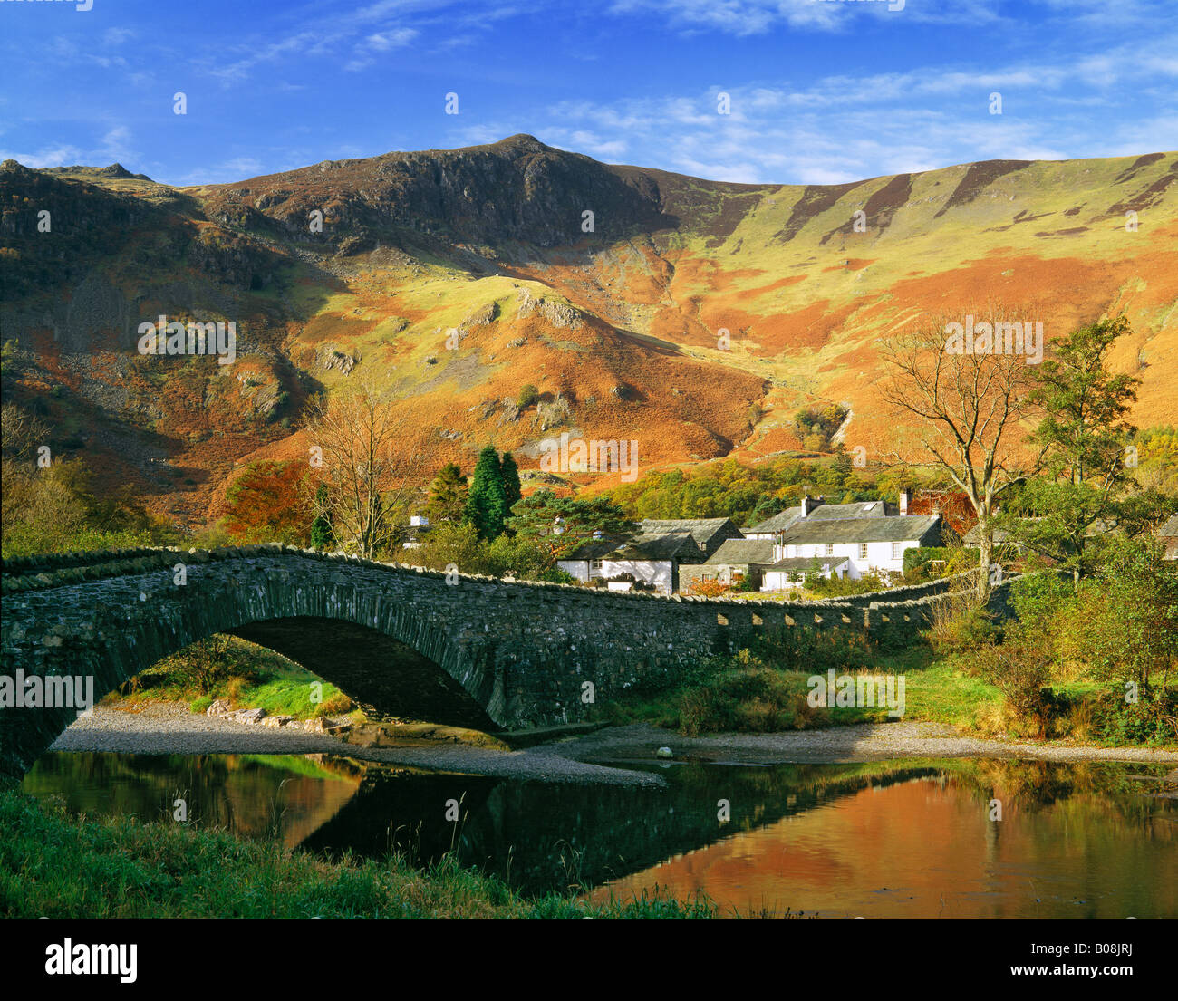 Grange en automne, Parc National de Lake District, Cumbria, Royaume-Uni. Pont sur la rivière Derwent. Banque D'Images