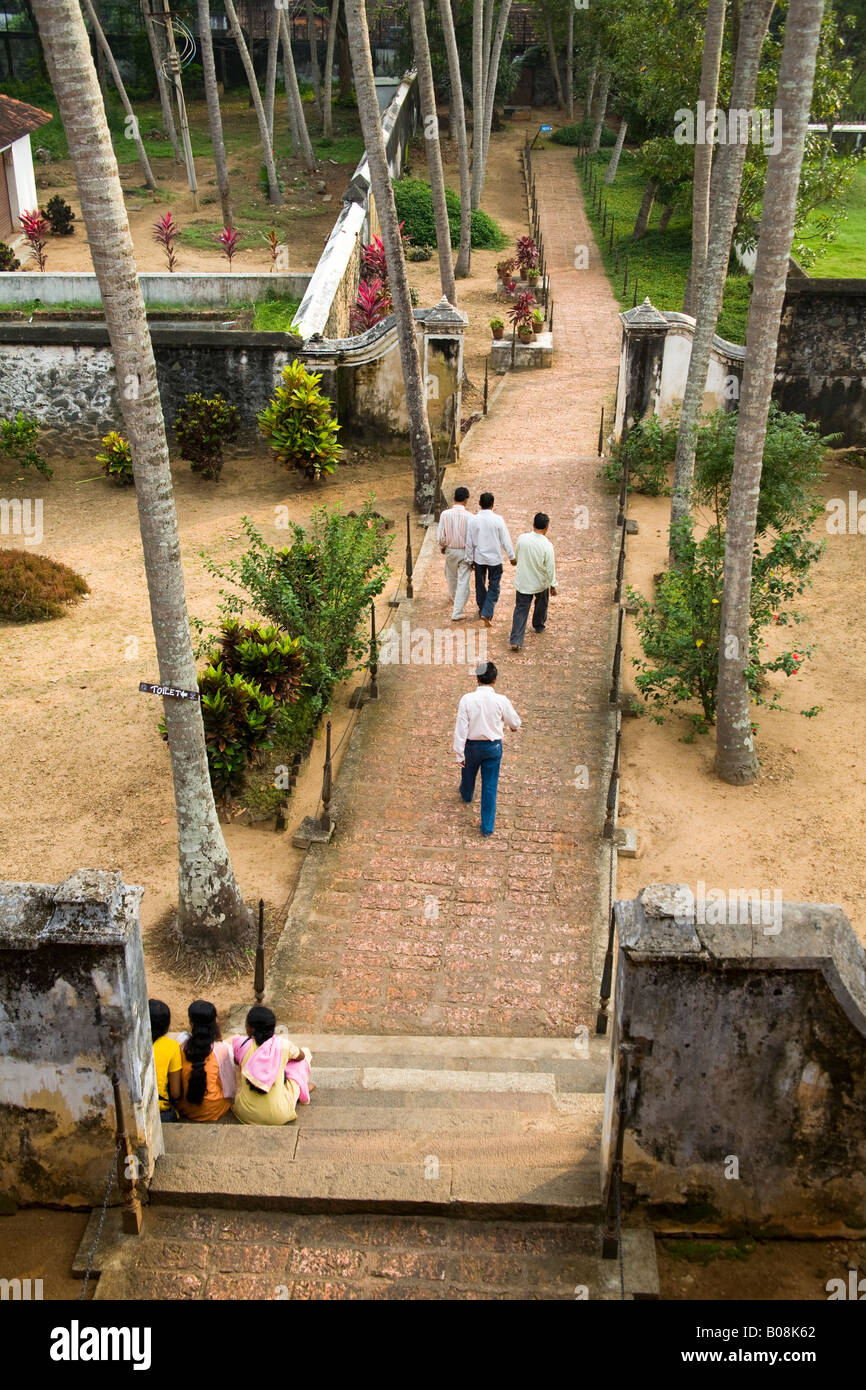 Les touristes marche sur chemin, Padmanabhapuram Palace, Padmanabhapuram, près de, liste Tamil Nadu, Inde Banque D'Images