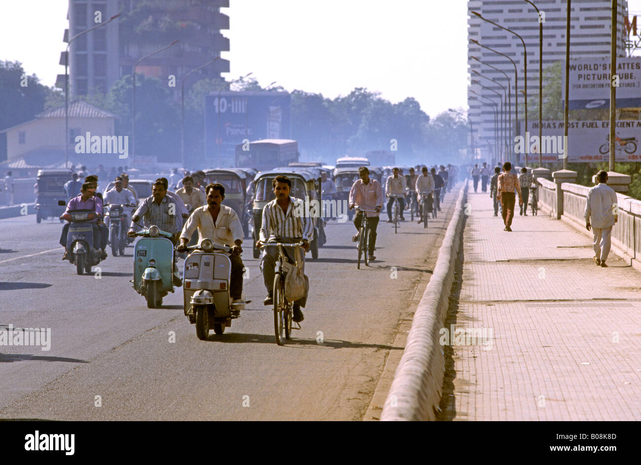 La pollution atmosphérique Ahmedabad Inde Gujerat de trafic sur Nehru bridge Banque D'Images