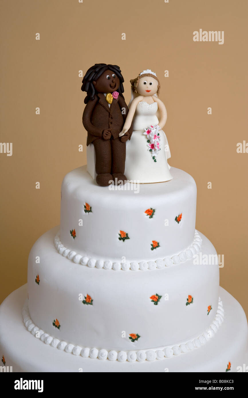 Wedding cake with mixed race couple Banque D'Images
