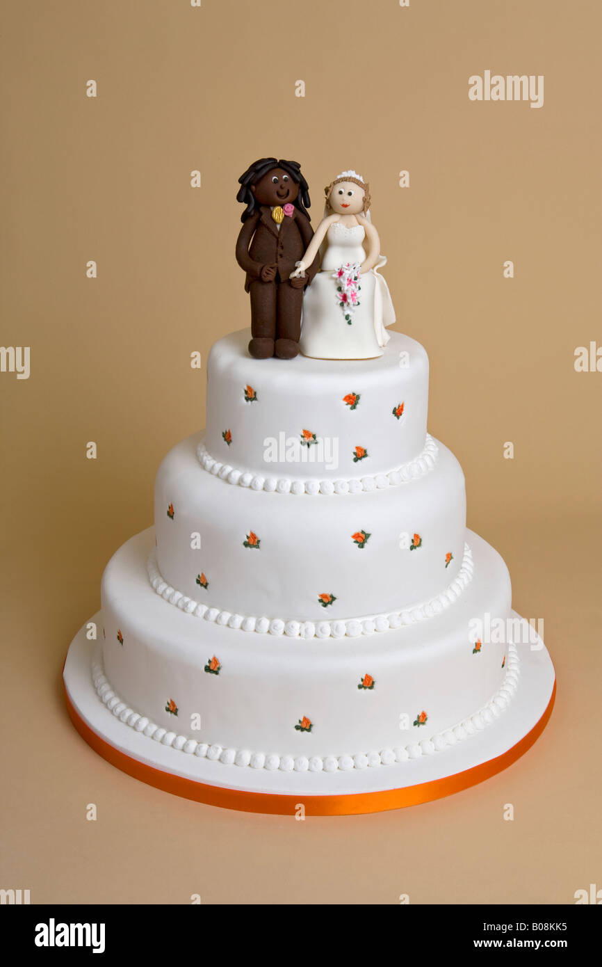 Wedding cake with mixed race couple Banque D'Images