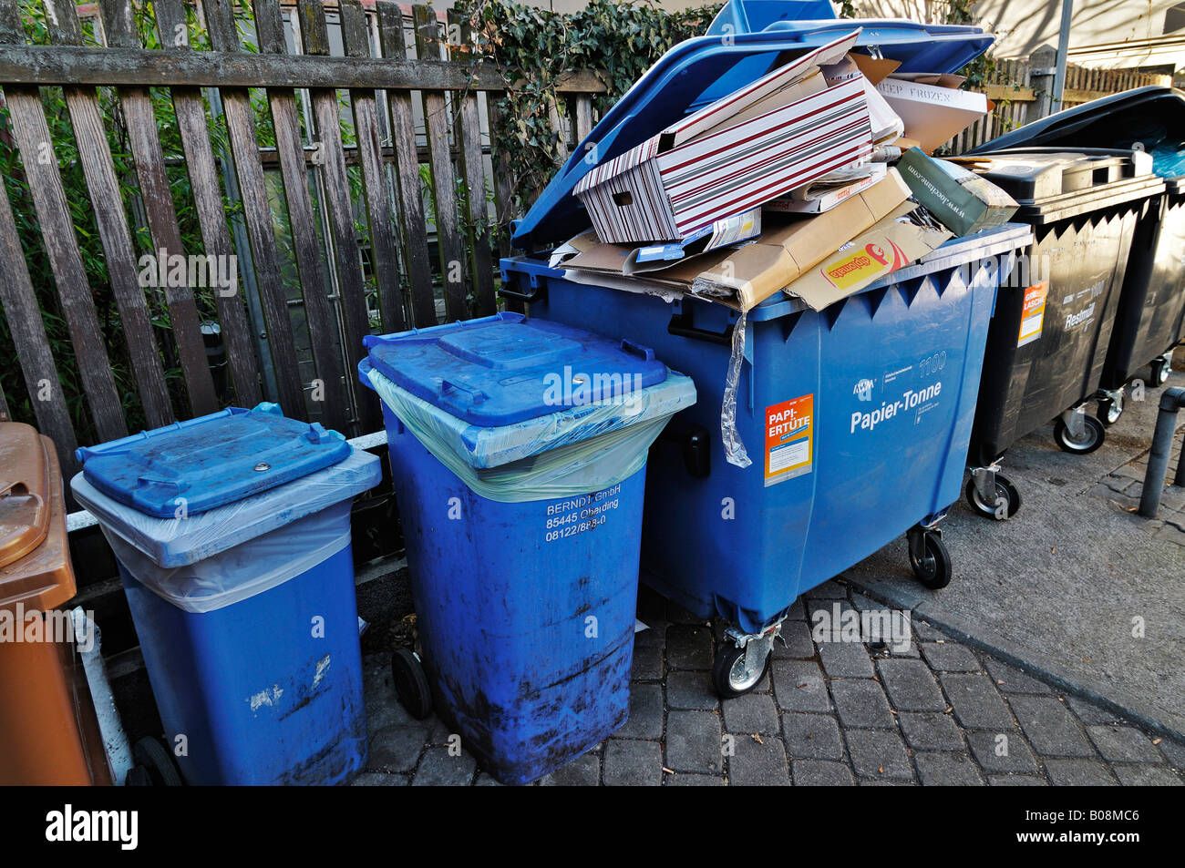 Les bacs de recyclage du papier, cour près de Tuerkenstrasse, Munich, Bavière, Allemagne Banque D'Images