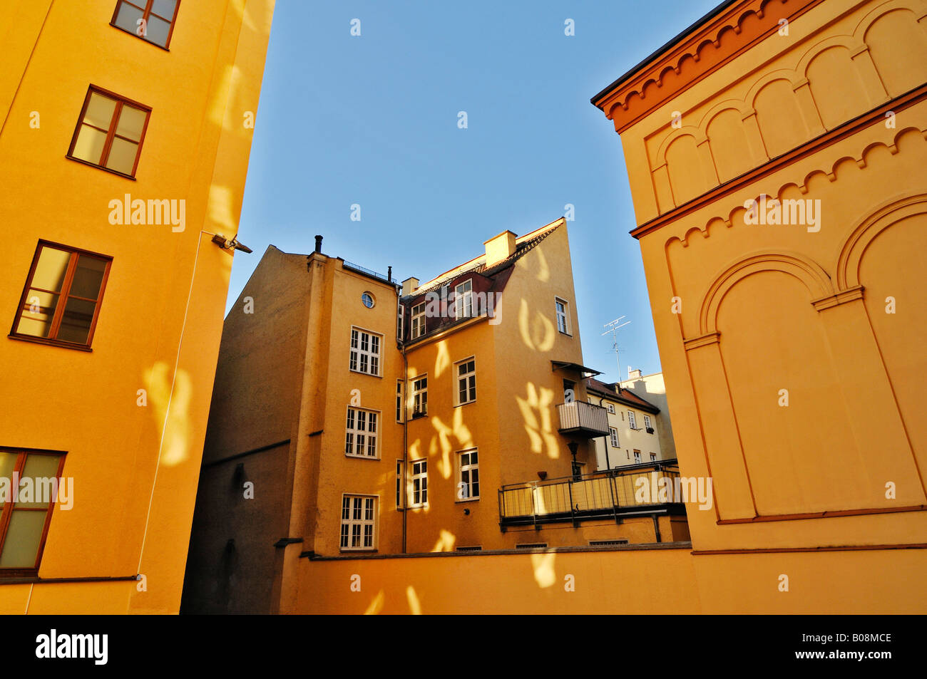 La lumière reflétée dans une cour intérieure, appartement jaune des bâtiments, la Maximilianstrasse, Munich, Bavière, Allemagne Banque D'Images