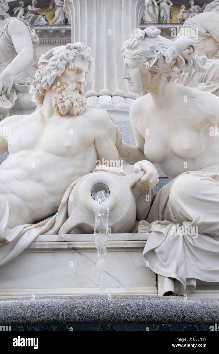 Vienne, Autriche. La fontaine Pallas Athene /Pallas-Athene-Brunnen (Carl Kundemann; 1902) devant l'édifice du Parlement. Détails Banque D'Images