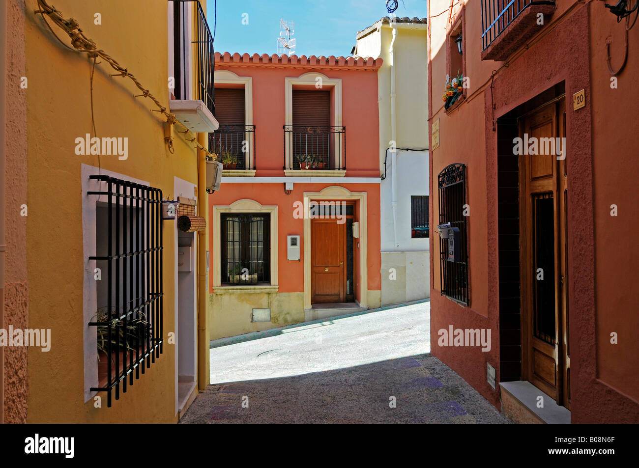 Rue étroite dans le centre historique de Teulada, Alicante, Costa Blanca, Espagne Banque D'Images