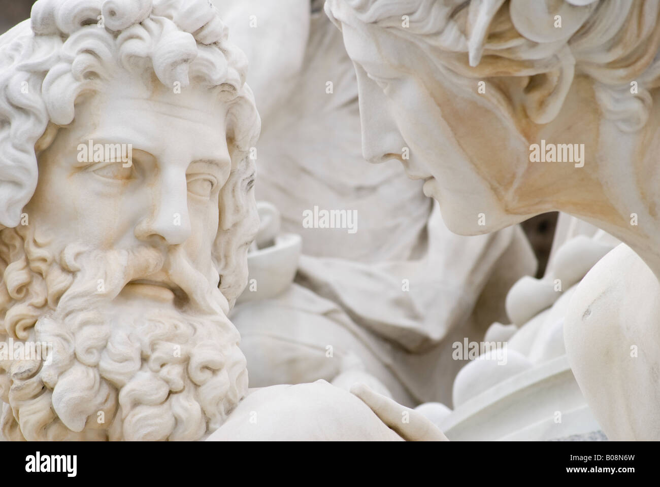 Vienne, Autriche. La fontaine Pallas Athene /Pallas-Athene-Brunnen (Carl Kundemann; 1902) devant l'édifice du Parlement. Détails Banque D'Images