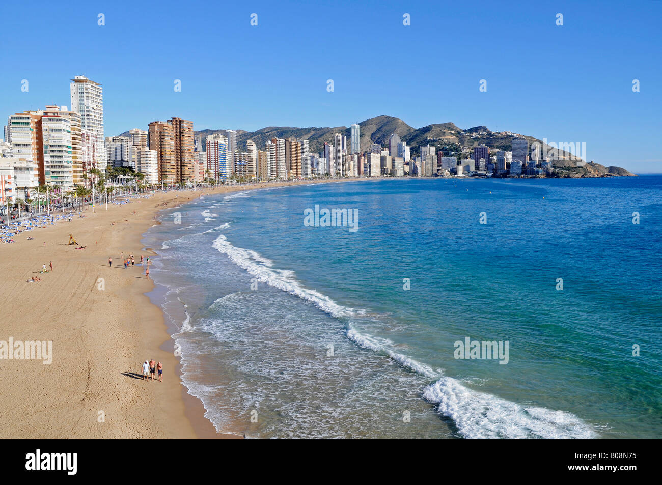 La plage Playa de Levante et les immeubles de grande hauteur, Benidorm, Alicante, Costa Blanca, Espagne Banque D'Images