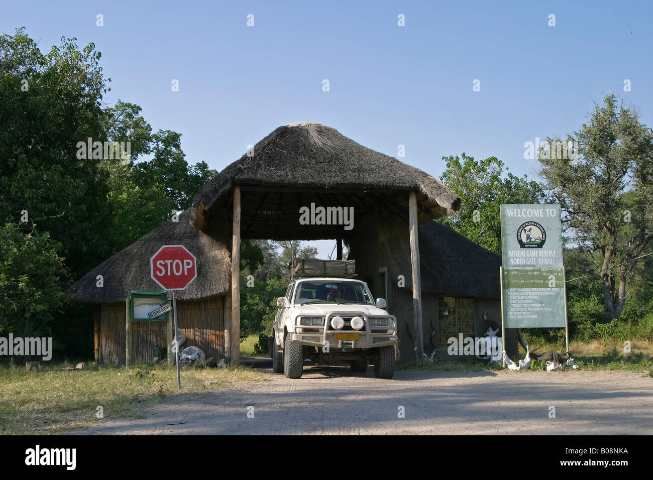 Toyota Land Cruiser 4x4 à la porte d'entrée au Parc National de Moremi, Moremi, Okavango Delta, Botswana, Africa Banque D'Images