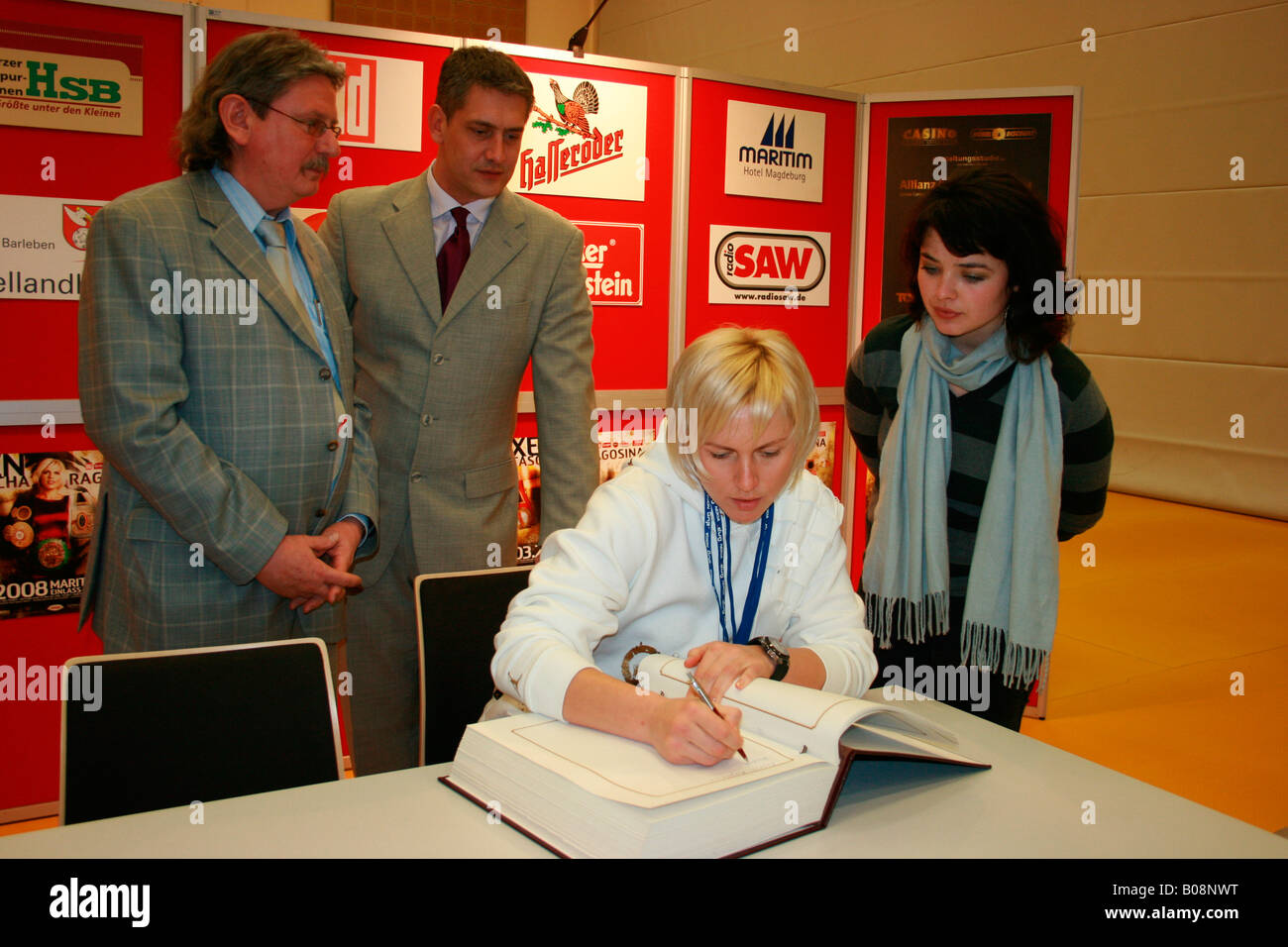 Natascha Ragosina, sept fois champion du monde, l'enregistrement de boxer dans le Livre d'or de la ville de Barleben après ses deux w Banque D'Images