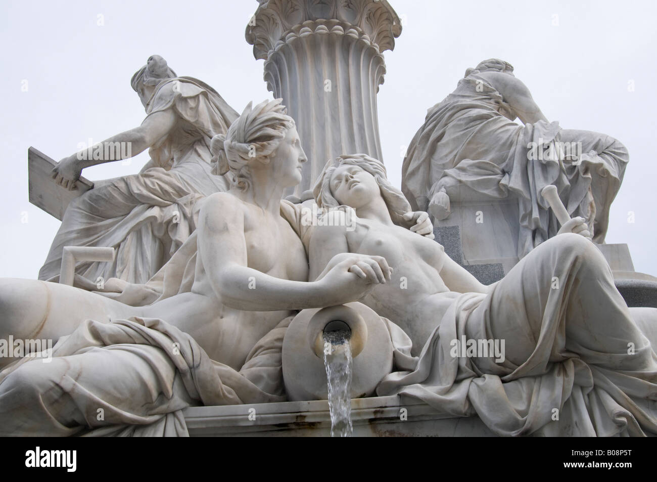 Vienne, Autriche. La fontaine Pallas Athene /Pallas-Athene-Brunnen (Carl Kundemann; 1902) devant l'édifice du Parlement. Détails Banque D'Images