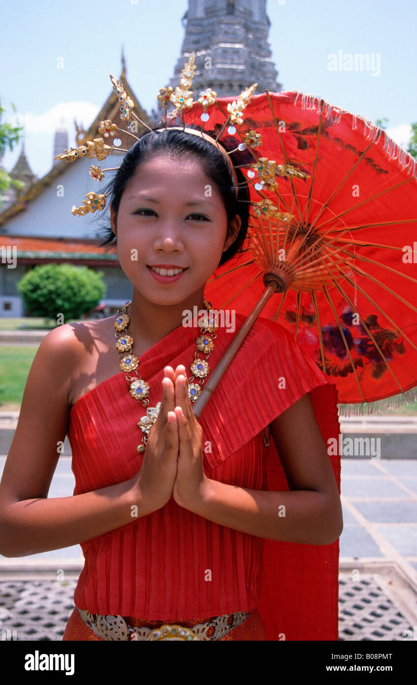 Jeune fille thaïe debout devant l'Arun Temple (Wat Arun) portant des costumes traditionnels, Bangkok, Thaïlande, Asie du Sud-Est Banque D'Images