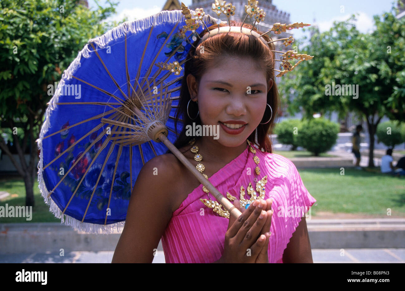 Jeune fille thaïe debout devant l'Arun Temple (Wat Arun), portant le costume traditionnel, Bangkok, Thaïlande, Asie du Sud-Est Banque D'Images