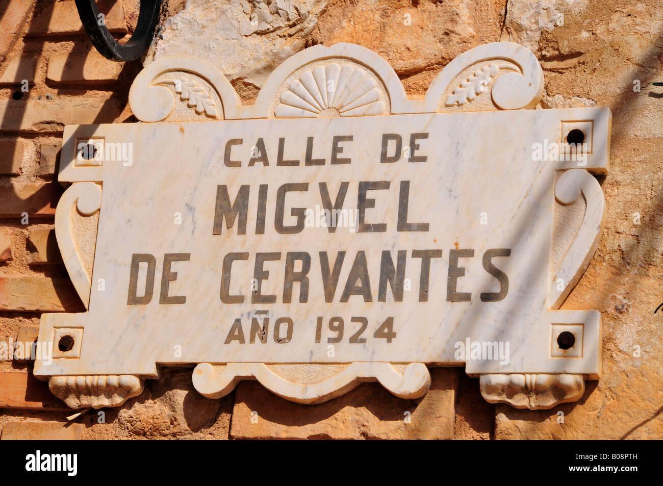 Stone Street sign monté sur mur de pierre 'Calle de Miguel de Cervantes, EL Toboso, région de Castille La Manche, Espagne Banque D'Images