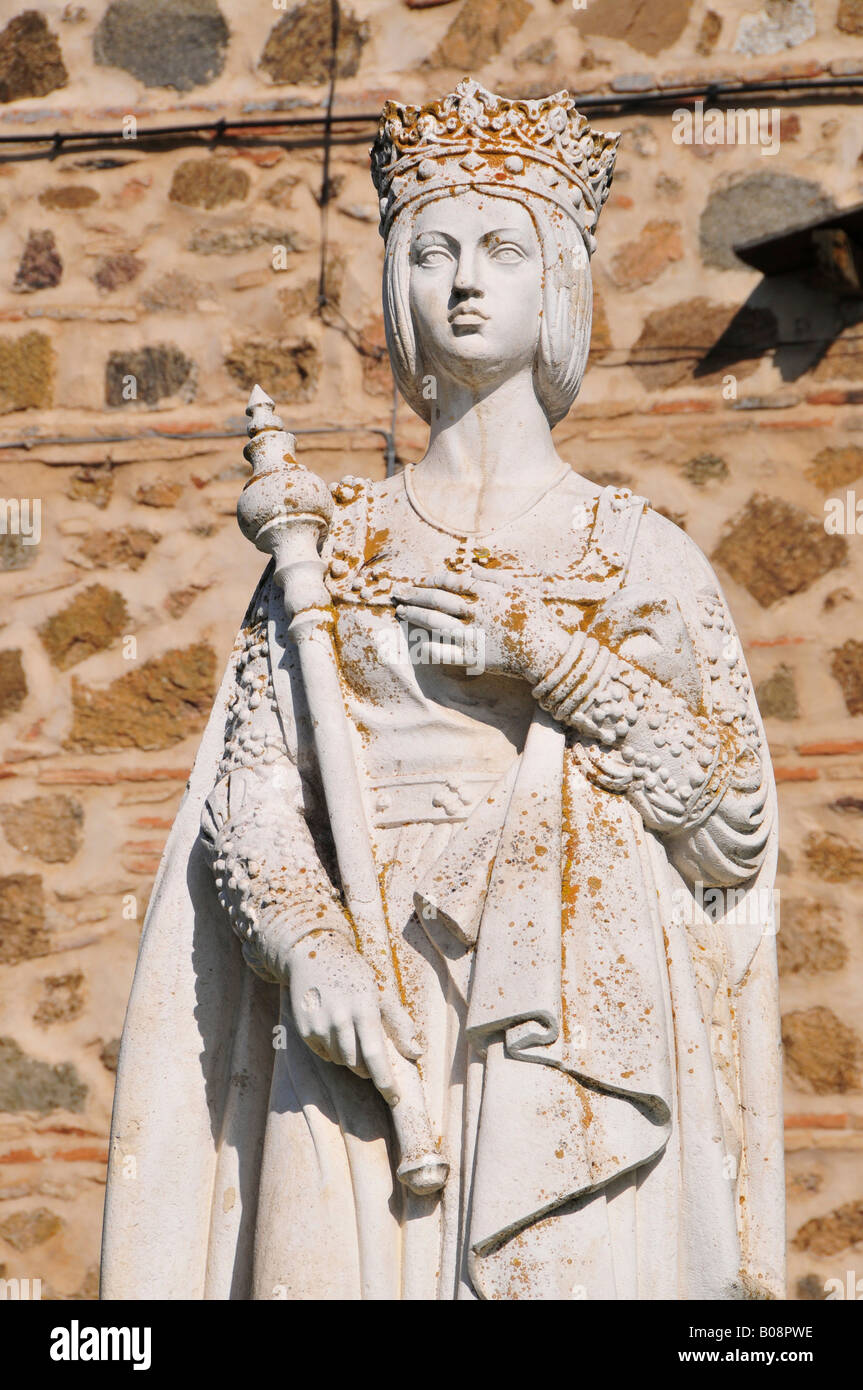 Statue en pierre de la femme portant une couronne et tenant un sceptre en face du Palacio de La Cava, Tolède, Espagne Banque D'Images